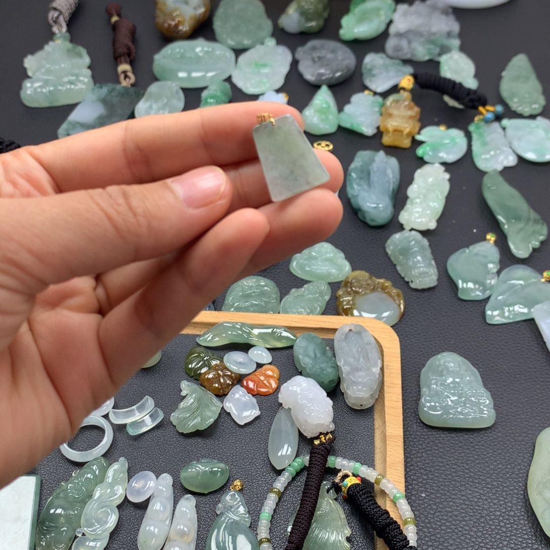 翡翠颈饰未镶嵌无事牌