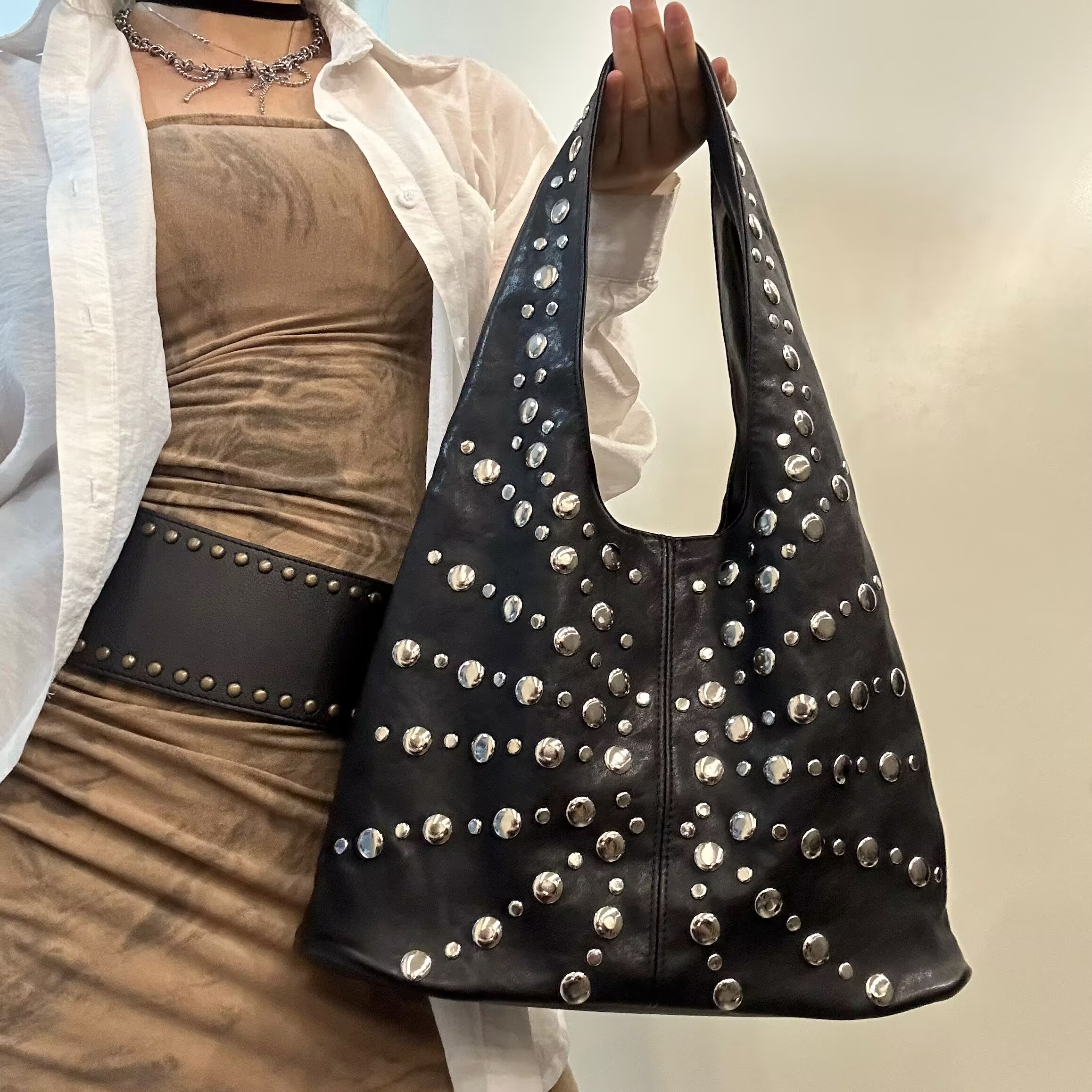 2025夏季新款小众朋克风铆钉设计暗黑高级感腋下单肩包