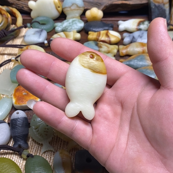 °***月蛇纹石玉未镶嵌颈饰