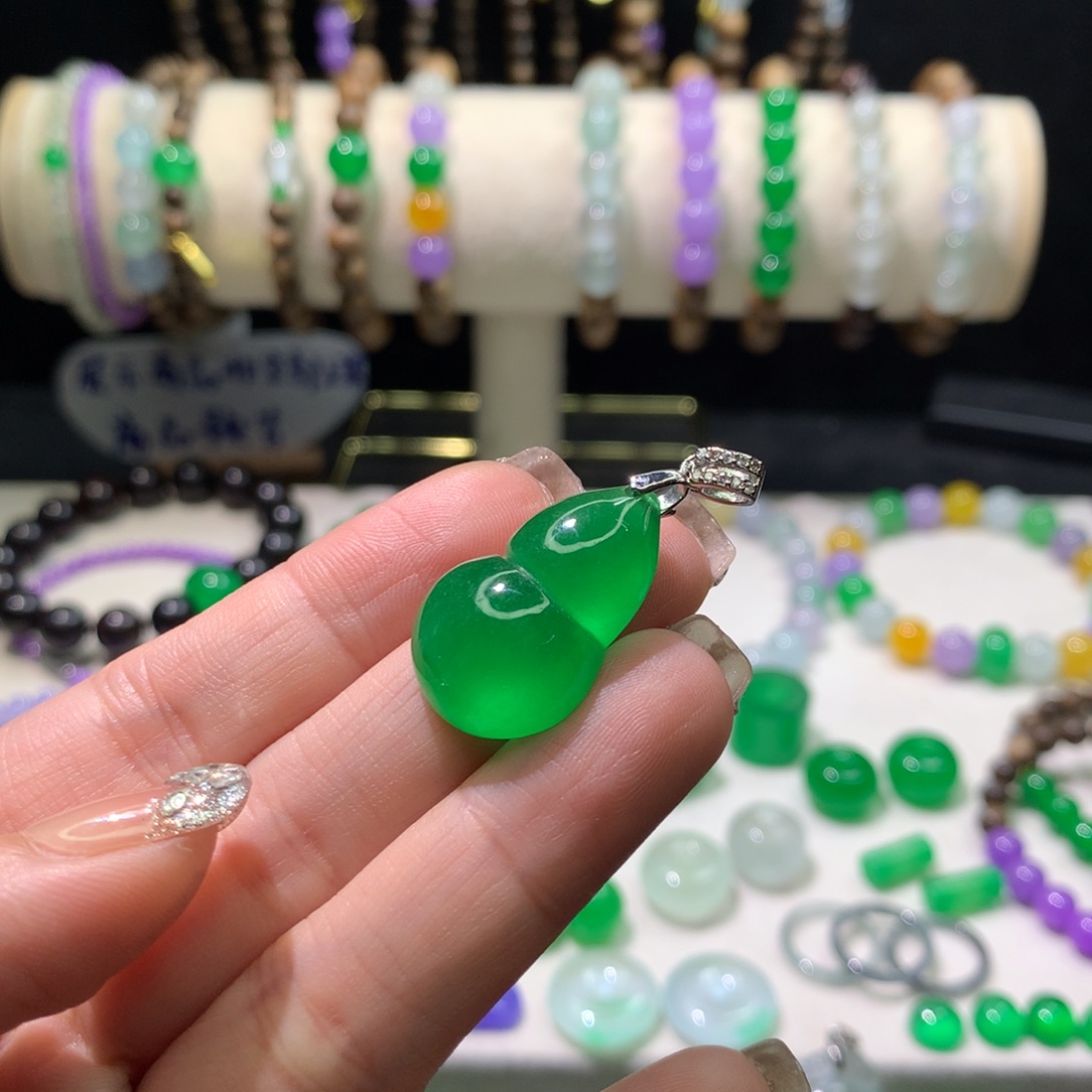 只买单纯的吊坠，没带链子，属的性质。葫芦吊坠