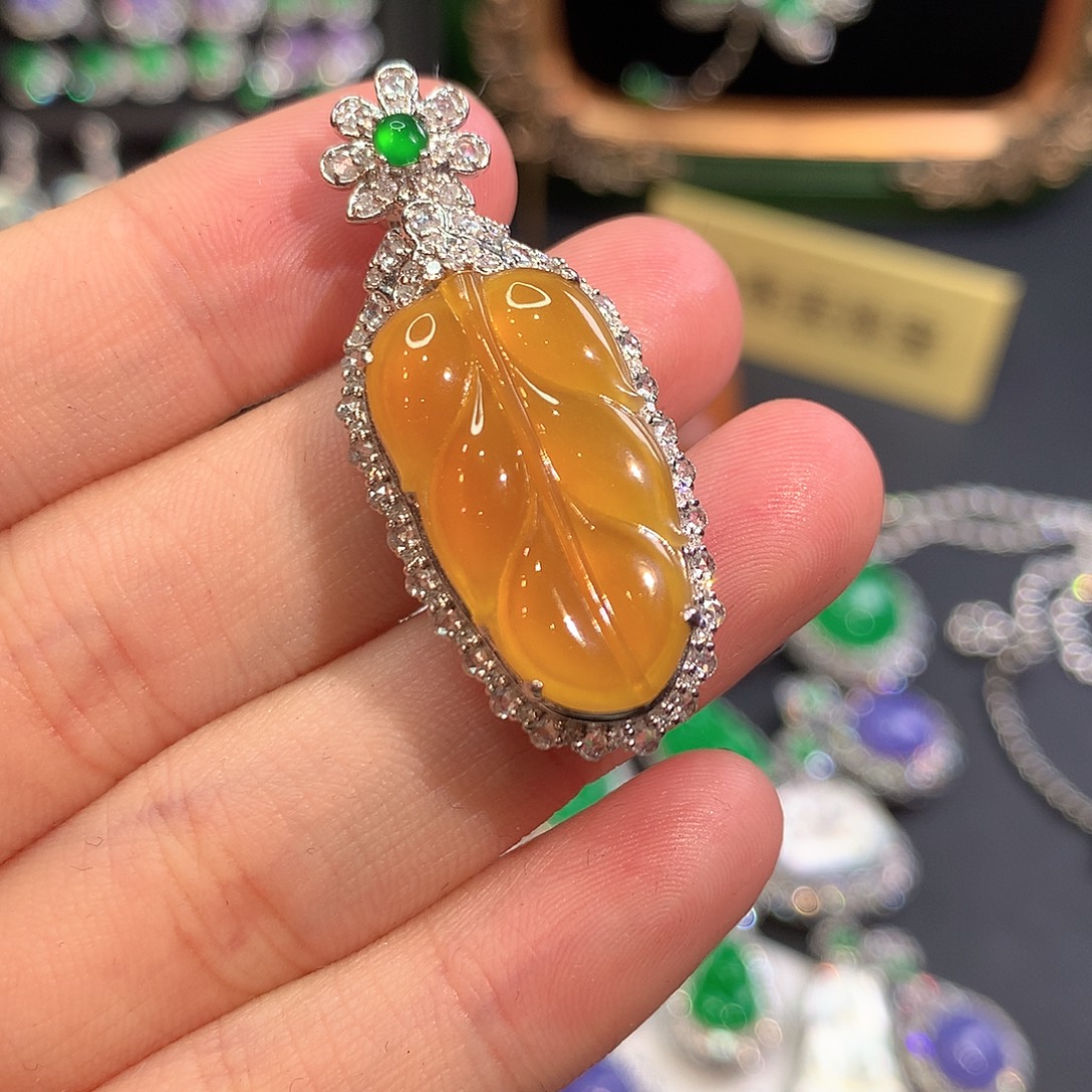 翡翠18K金镶嵌颈饰