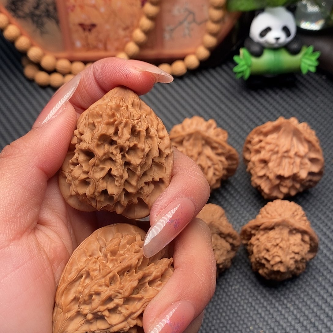 带***灯核桃秦岭野生果鸡心