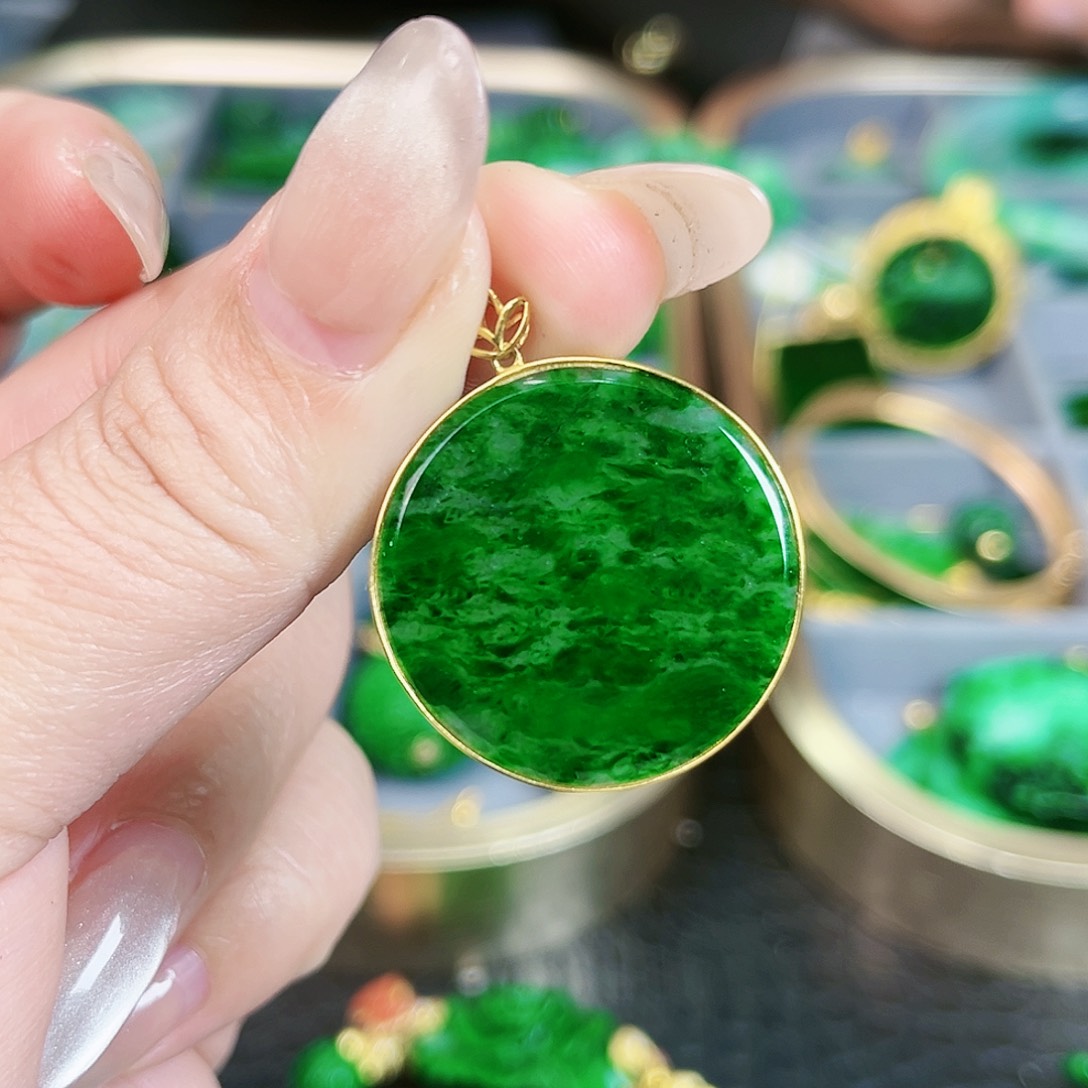 翡翠颈饰18K金镶嵌吊坠