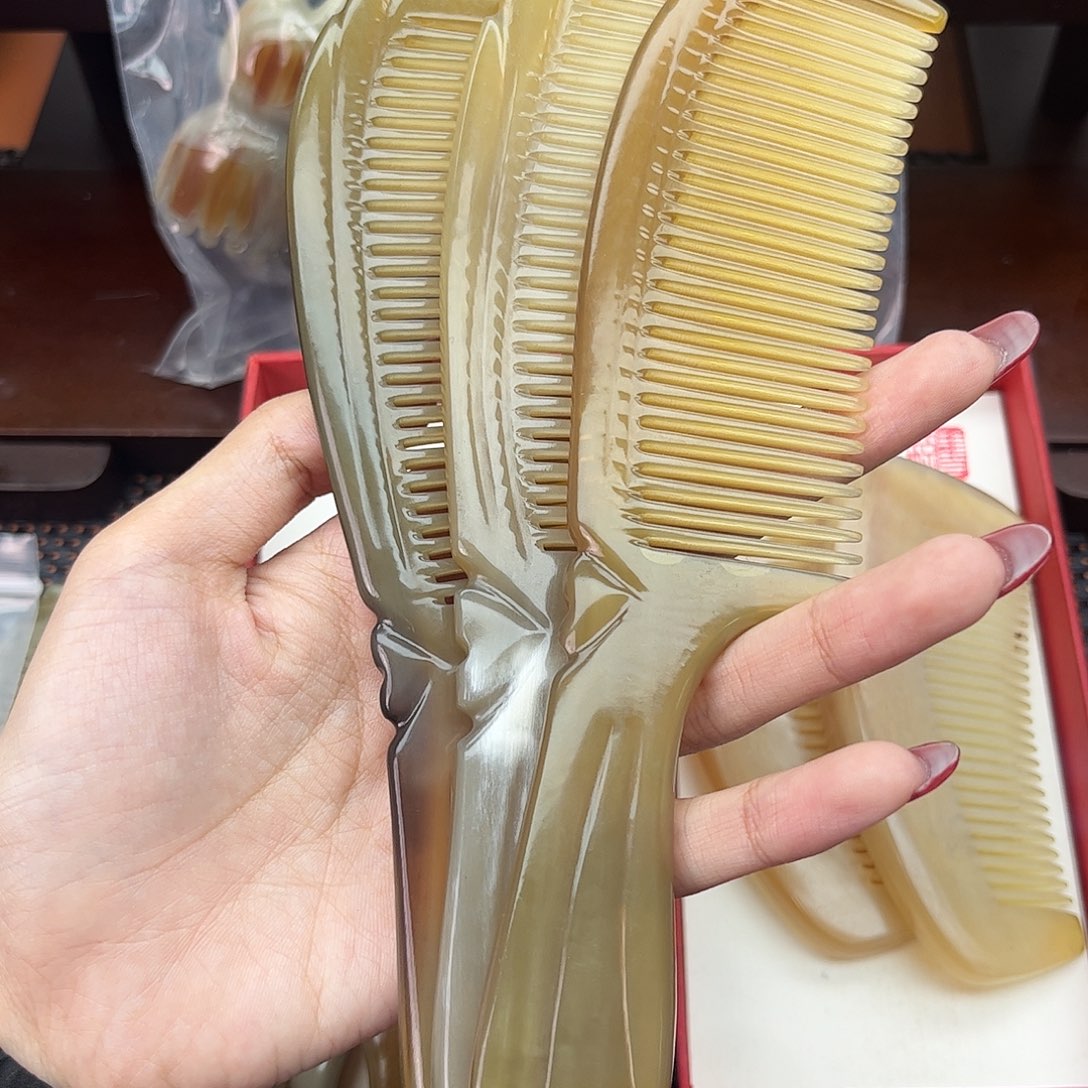 纯手工制作纯牛角梳子