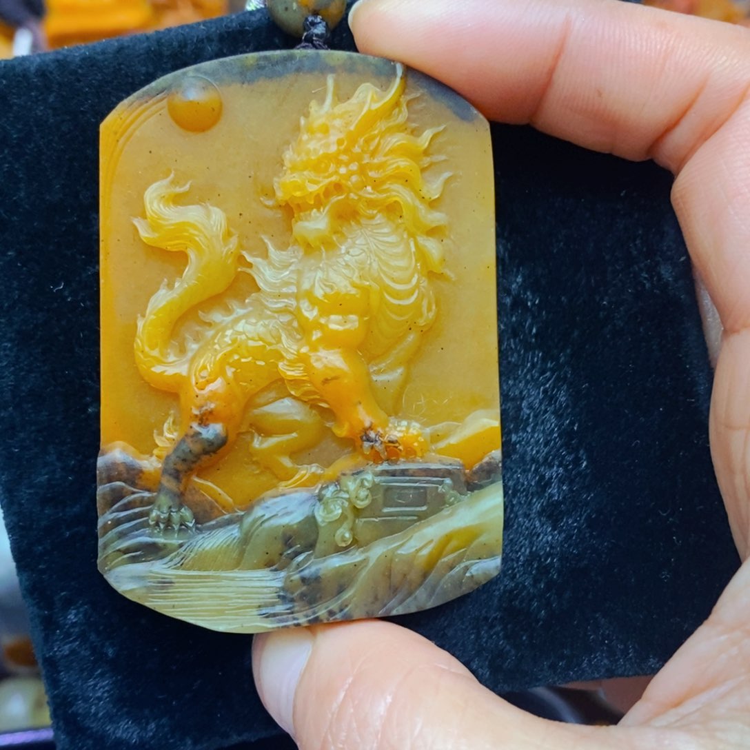 未镶嵌石英质玉（黄龙玉）项链