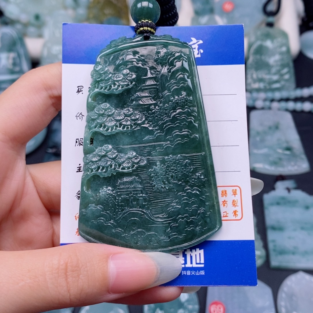 白***！翡翠未镶嵌颈饰山水