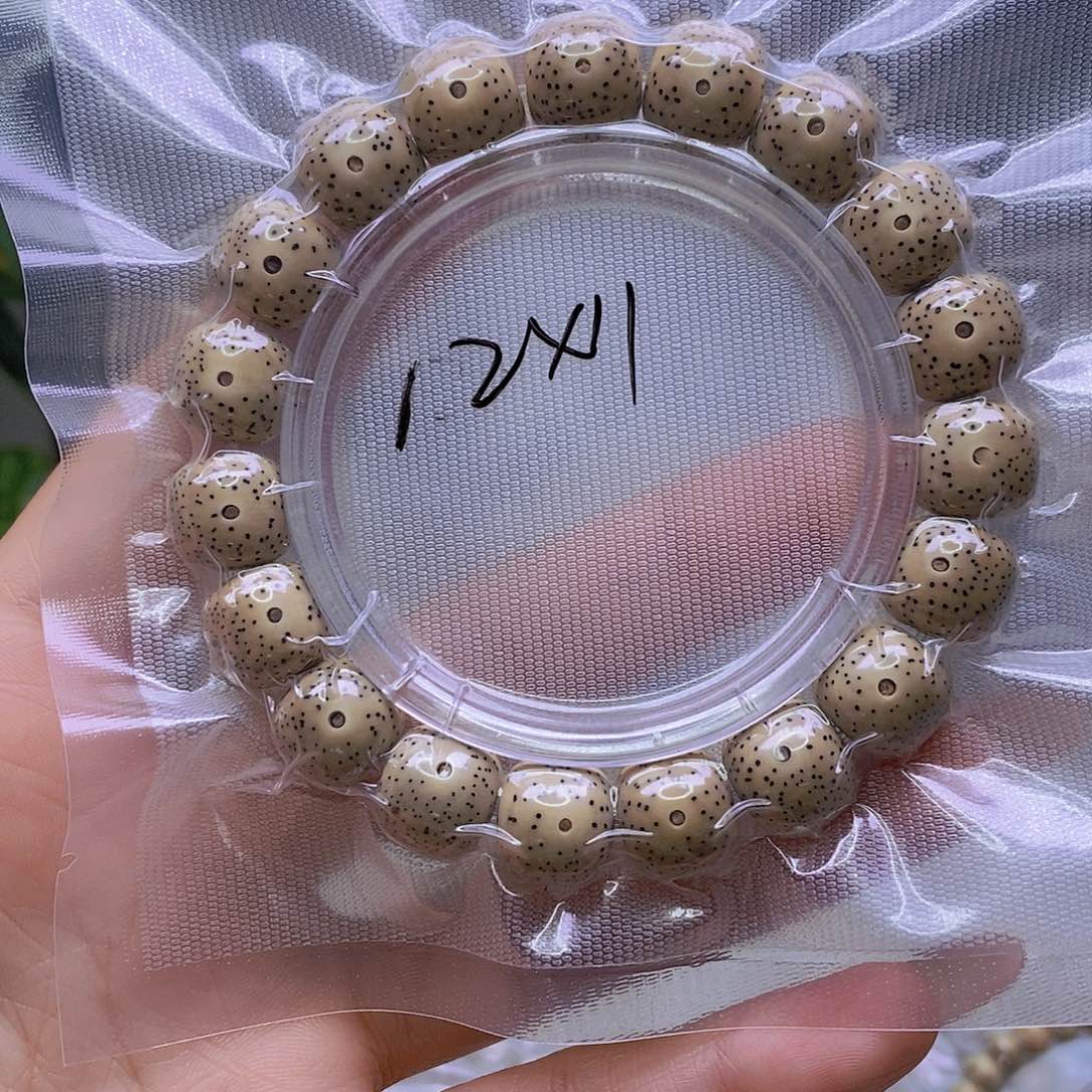 至***子星月菩提吊坠鸡油黄