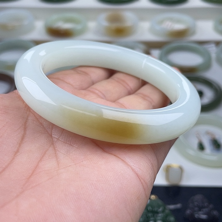 和田玉未镶嵌手镯