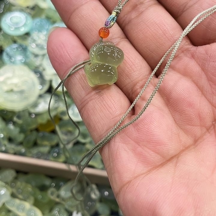 蛇纹石玉未镶嵌颈饰