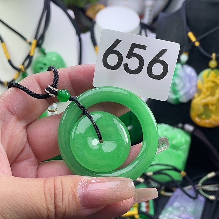 翡翠未镶嵌吊坠(赠链)