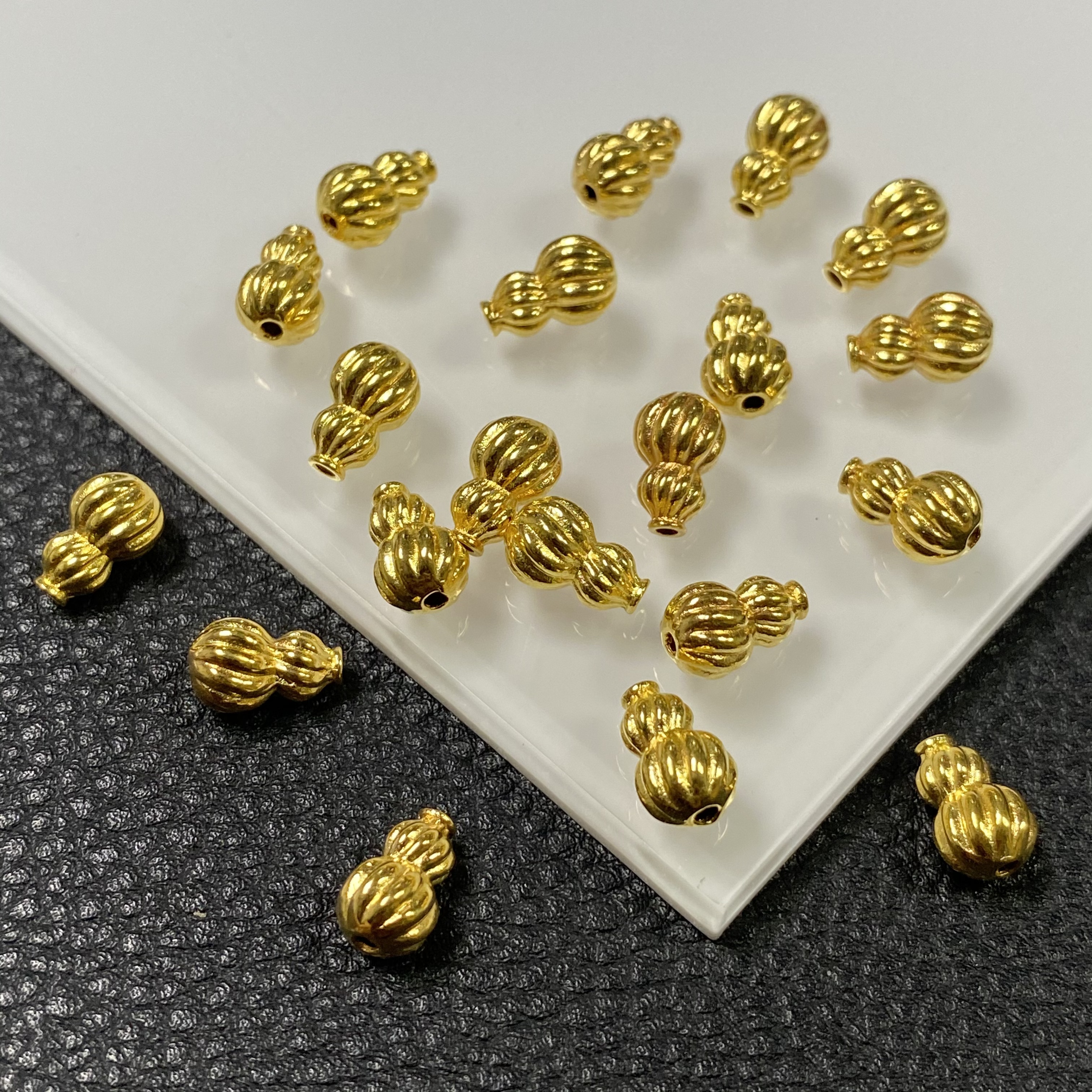 「戴琴珠宝」YZ4897-18K金8.7mm左右通孔葫芦配件-JS（多样性发其一）