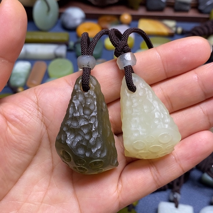 浅***秋未镶嵌蛇纹石玉颈饰
