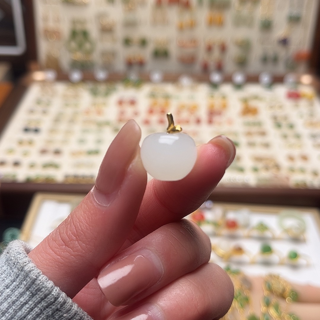 可***丁和田玉18K金镶嵌耳饰