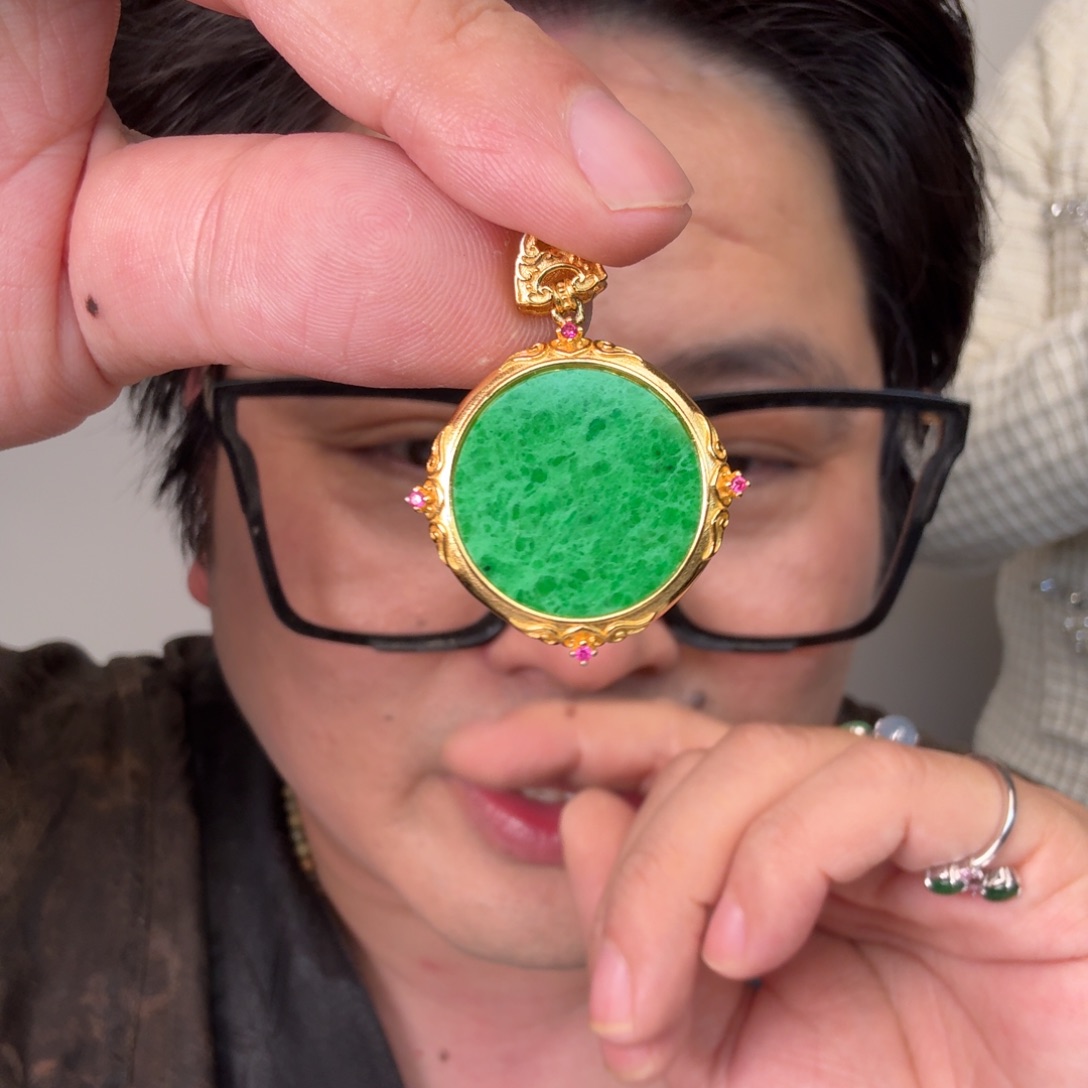 翡翠未镶嵌颈饰一件