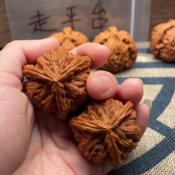 小****核桃白狮子40核桃