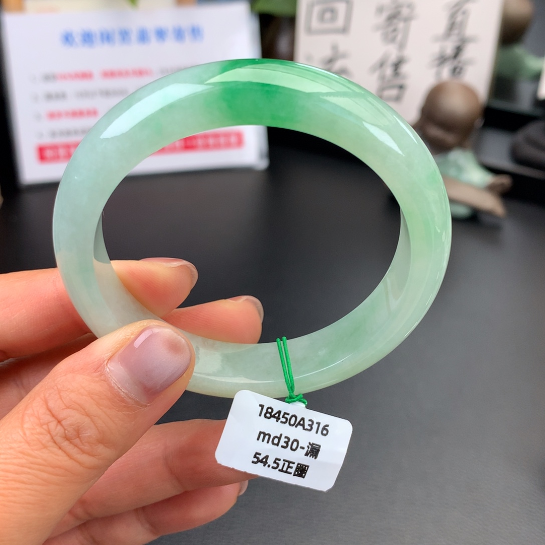 翡翠未镶嵌手镯糯冰绿底青无纹裂推荐