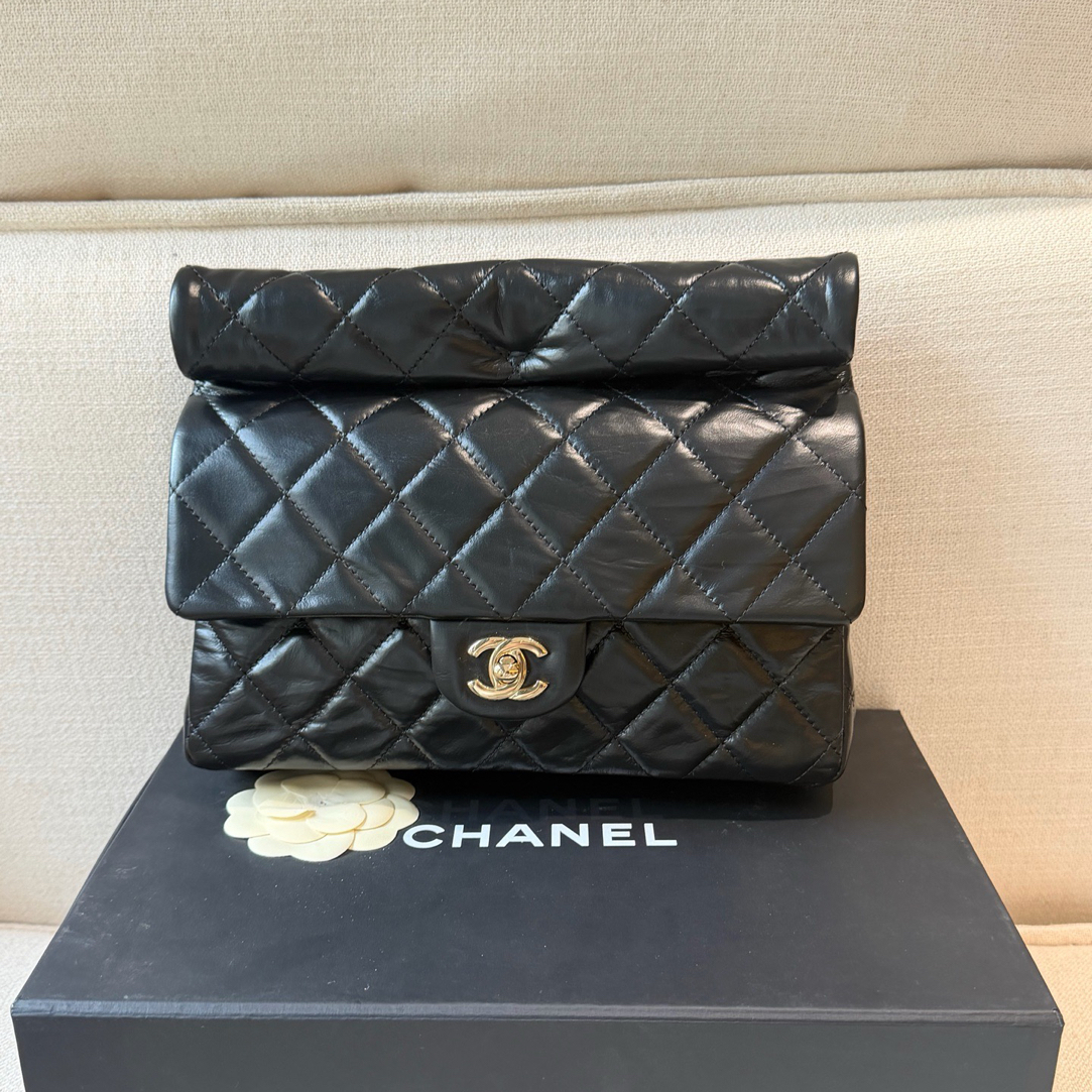 99新 Chanel/香奈儿 99新-23A秀款黑金油蜡牛褶皱手卷手拿包