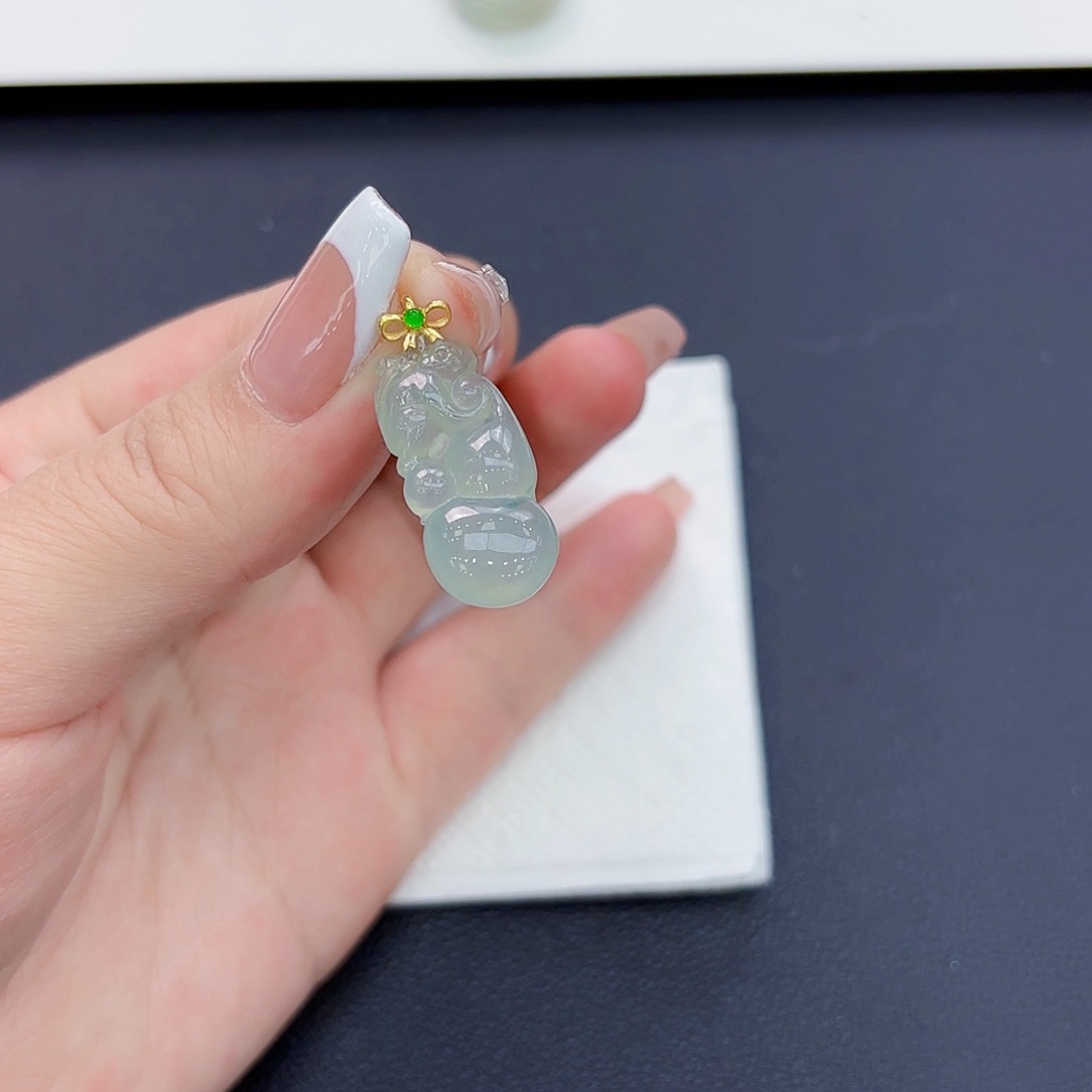 翡翠颈饰18K金镶嵌葫芦吊坠