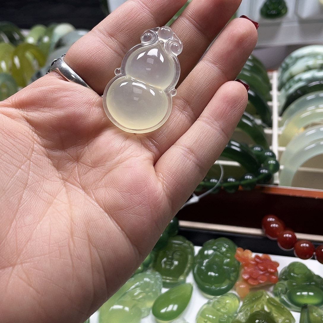 蛇纹石玉颈饰未镶嵌