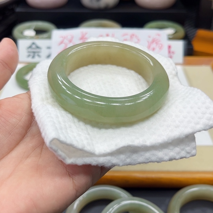 未镶嵌手镯石英质玉家**女