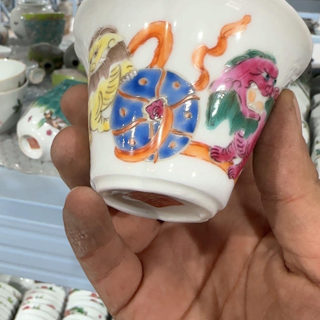 瓷片瓷器上用白泥雕刻了两
