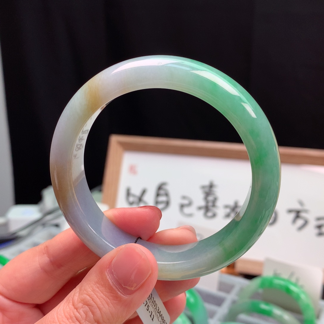 翡翠手镯未镶嵌缅甸