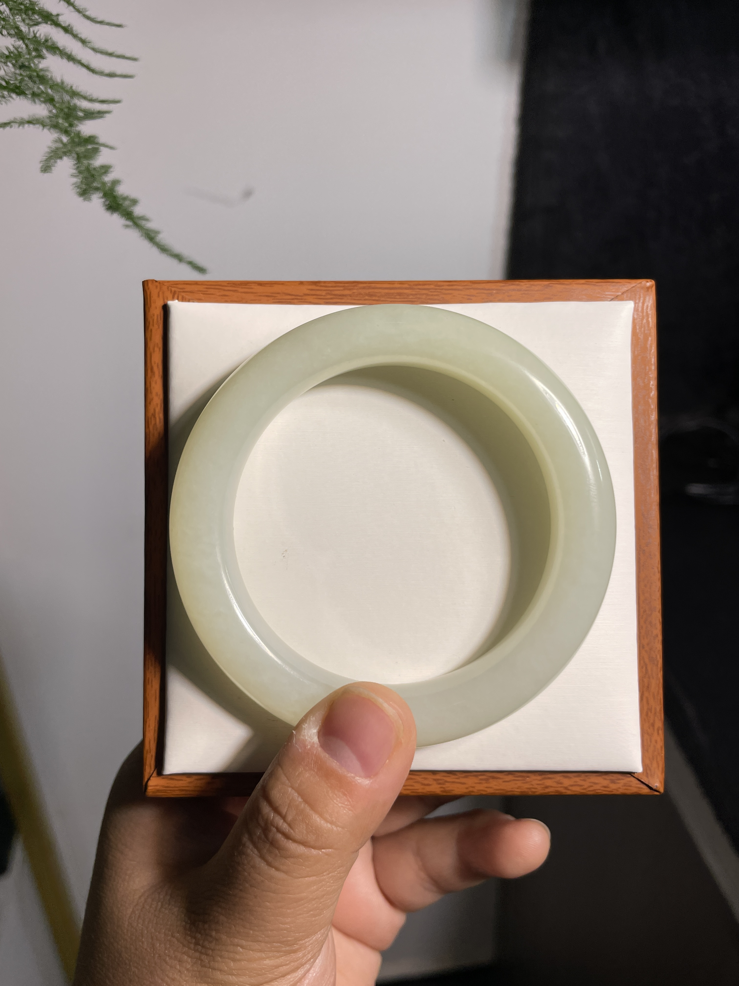 55/56/57圈口 和田玉手镯带点渐变过渡色 很嫩的颜色清新自然 