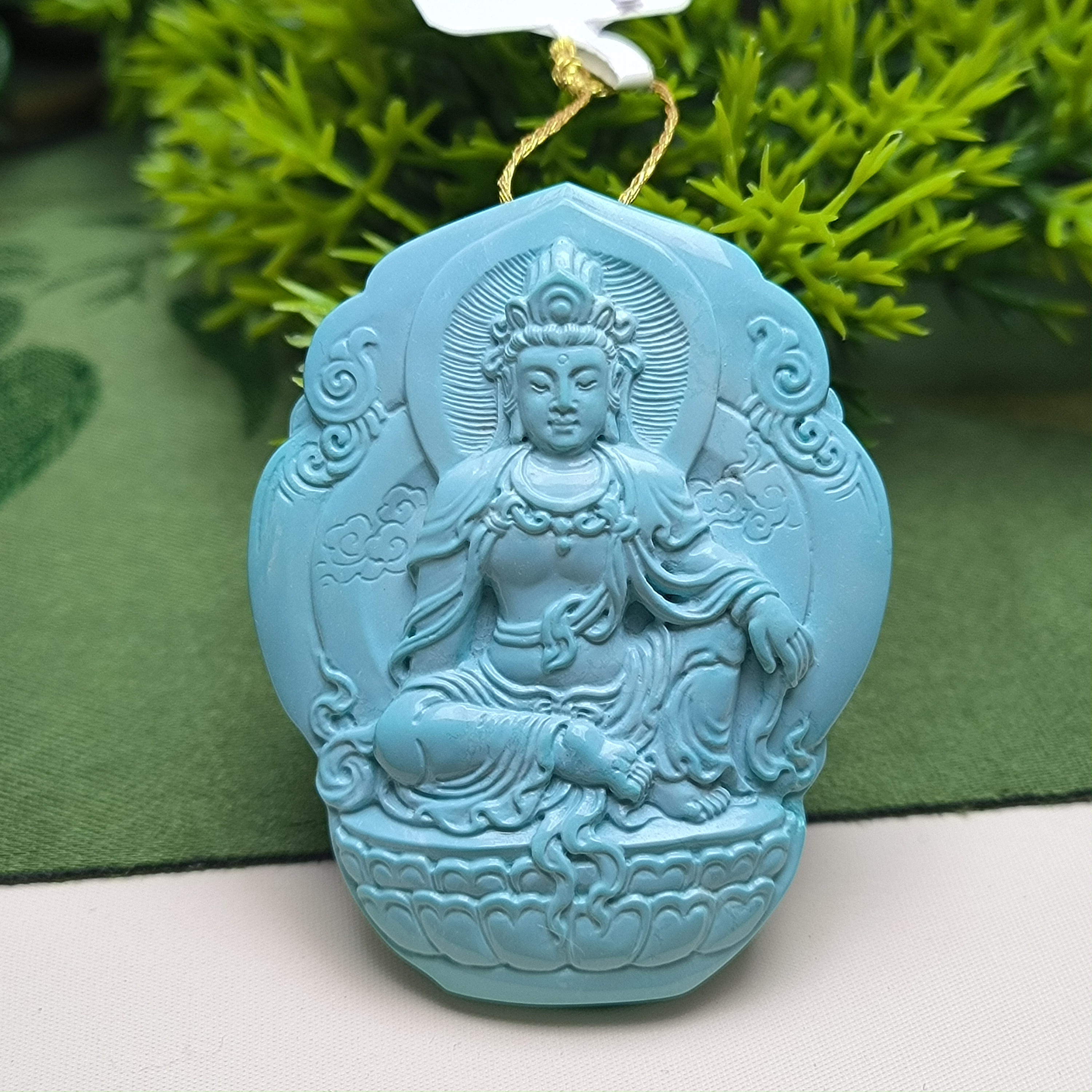 原矿绿松石精工雕刻自在观音菩萨尺寸：宽32.2高40.6厚10.2