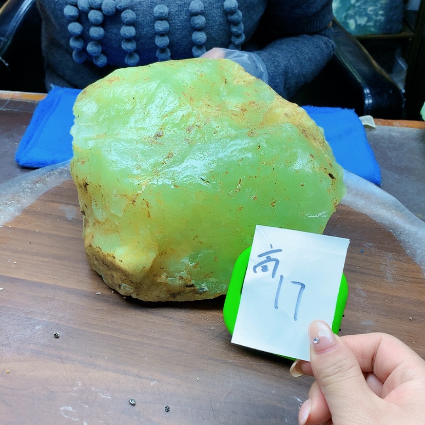 【闪购商品】未镶嵌蛇纹石玉原石搁*?