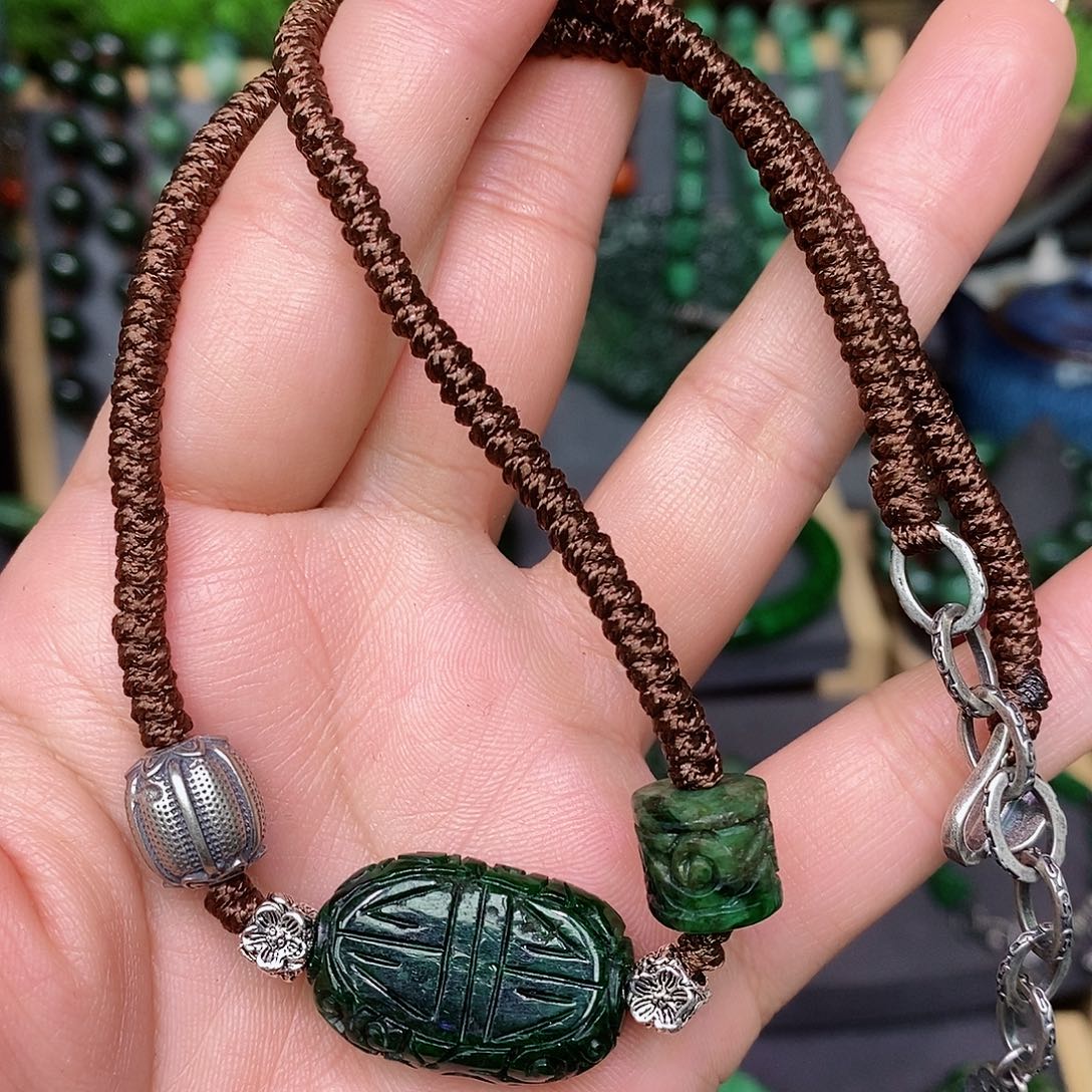 翡翠颈饰未镶嵌漂亮美眉