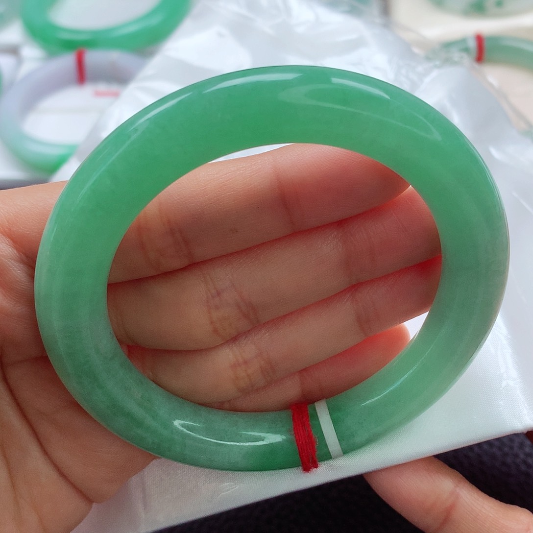 翡翠手镯未镶嵌灰*娘天然翡翠