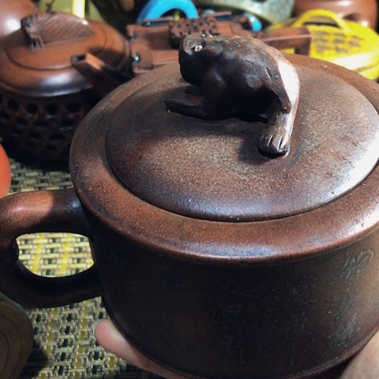 紫砂茶壶原矿泥料手工制作紫砂壶。