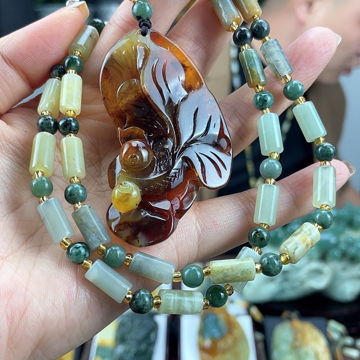 蛇纹石玉颈饰未镶嵌