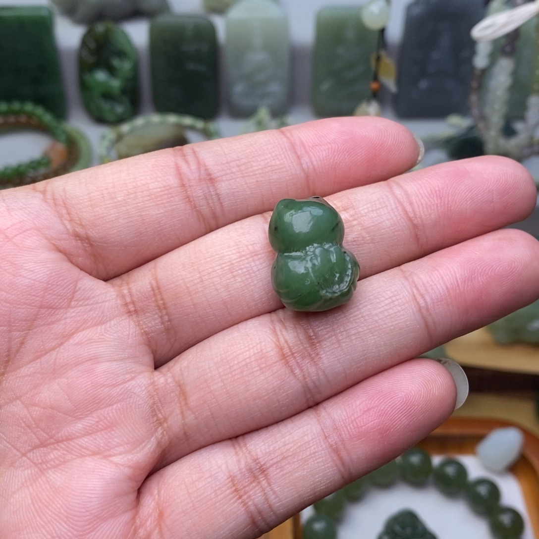 和田玉未镶嵌颈饰通孔