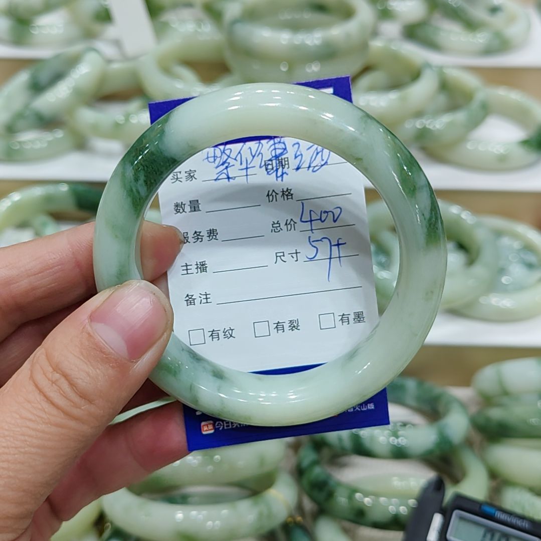 透闪石-蛇纹石玉手镯未镶嵌繁**洒