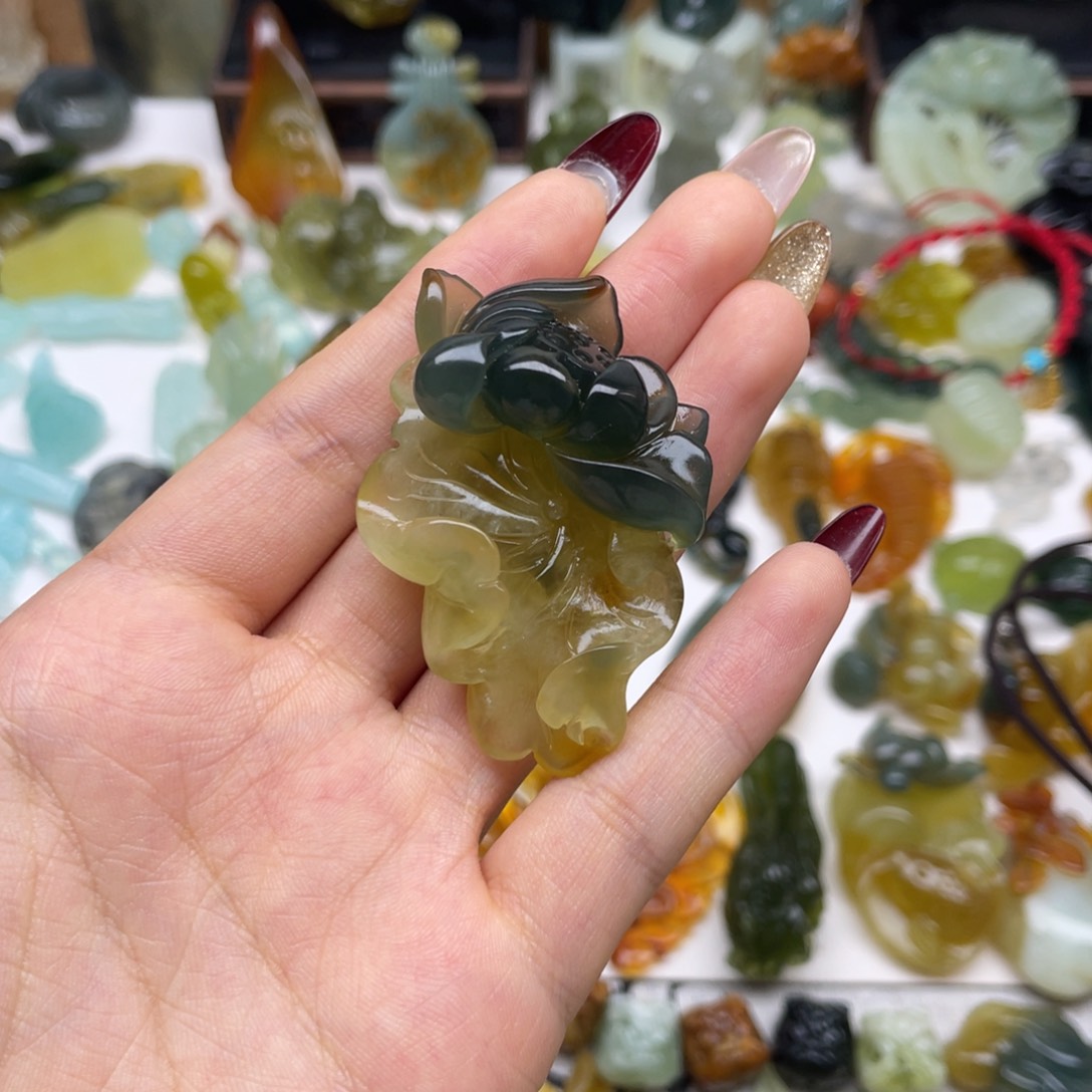 蛇纹石玉颈饰未镶嵌日****城