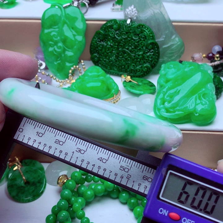 翡翠手镯未镶嵌手镯