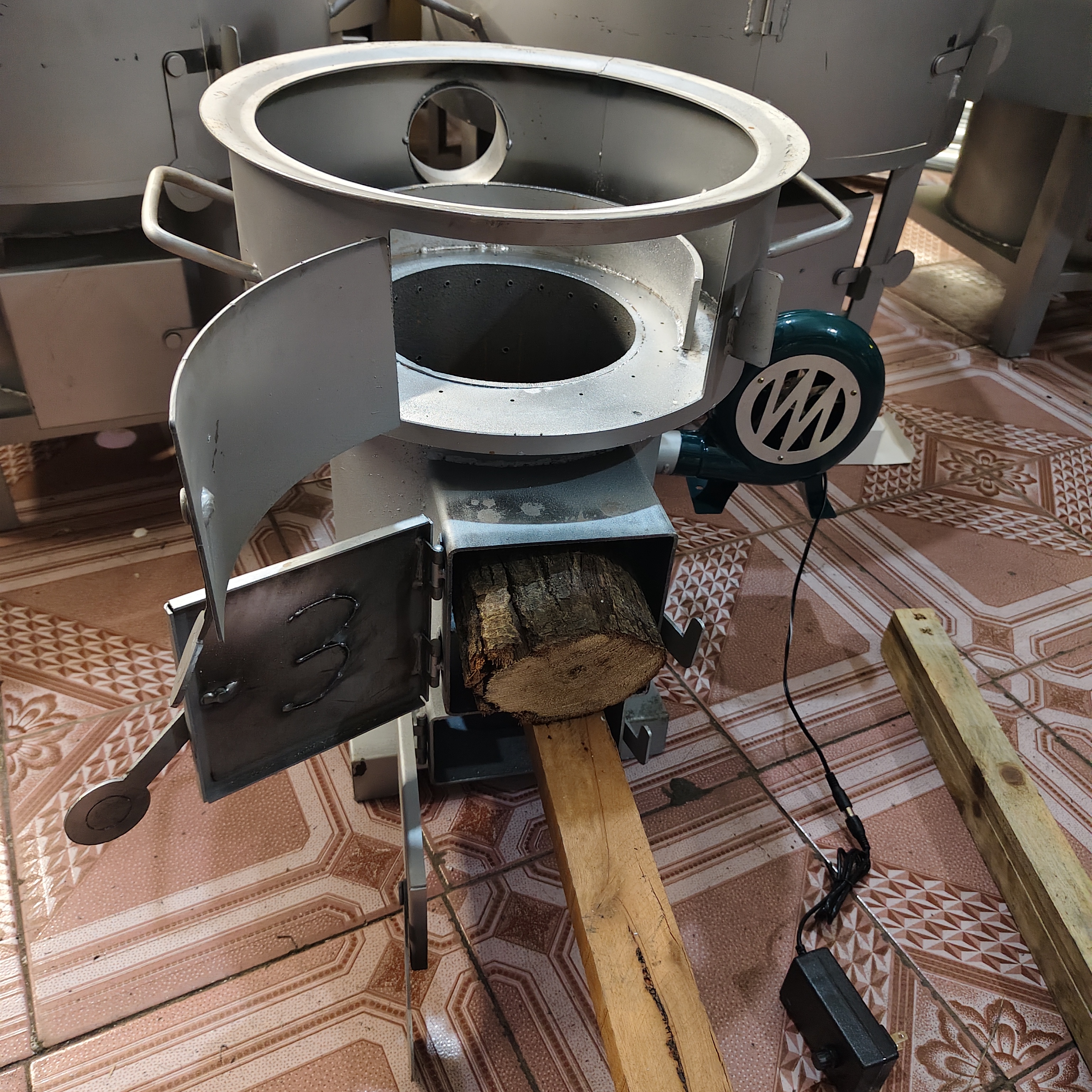 40公分口径煤柴两用无烟柴火炉自吸款，也配有风机。6毫米炉心