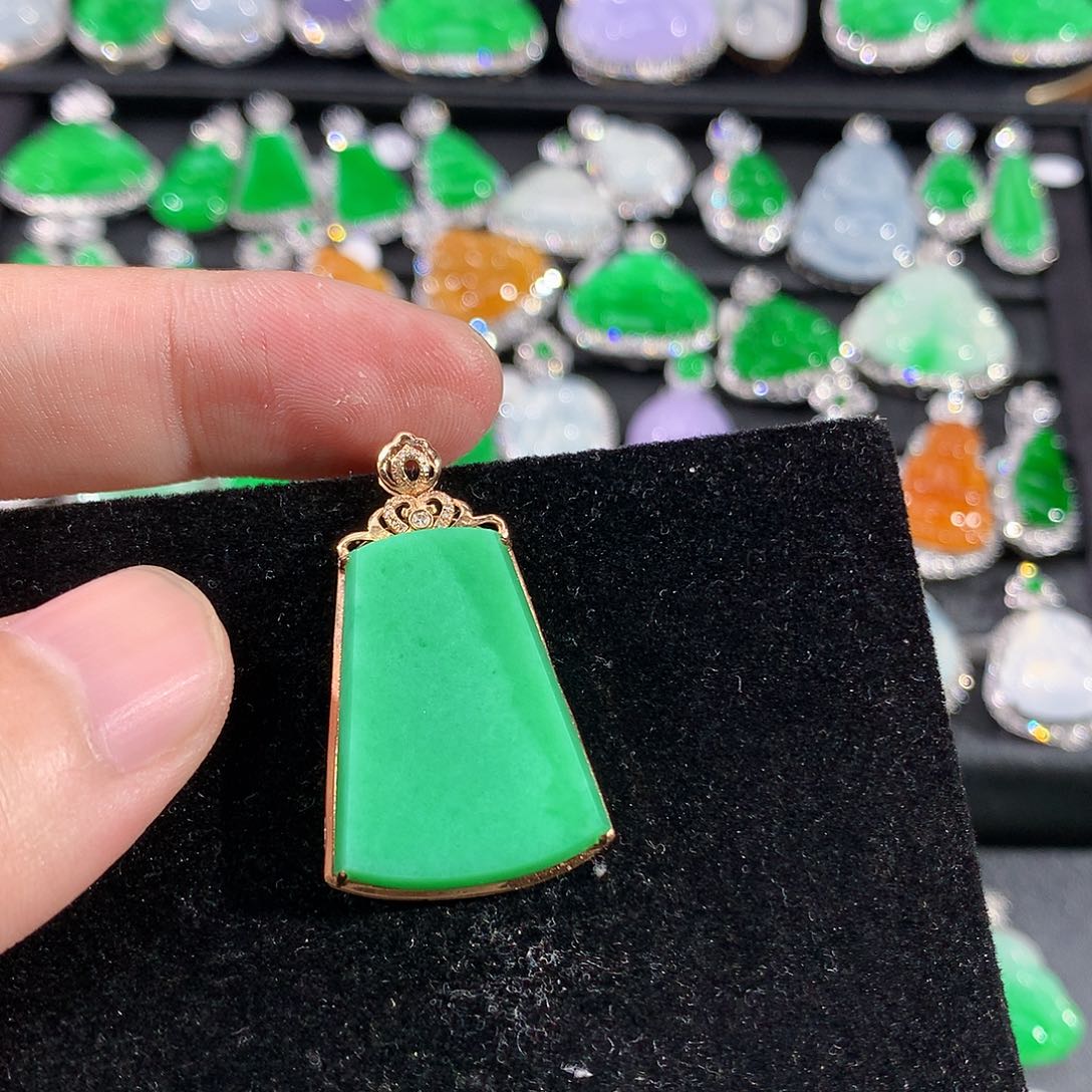 翡翠18K金镶嵌颈饰