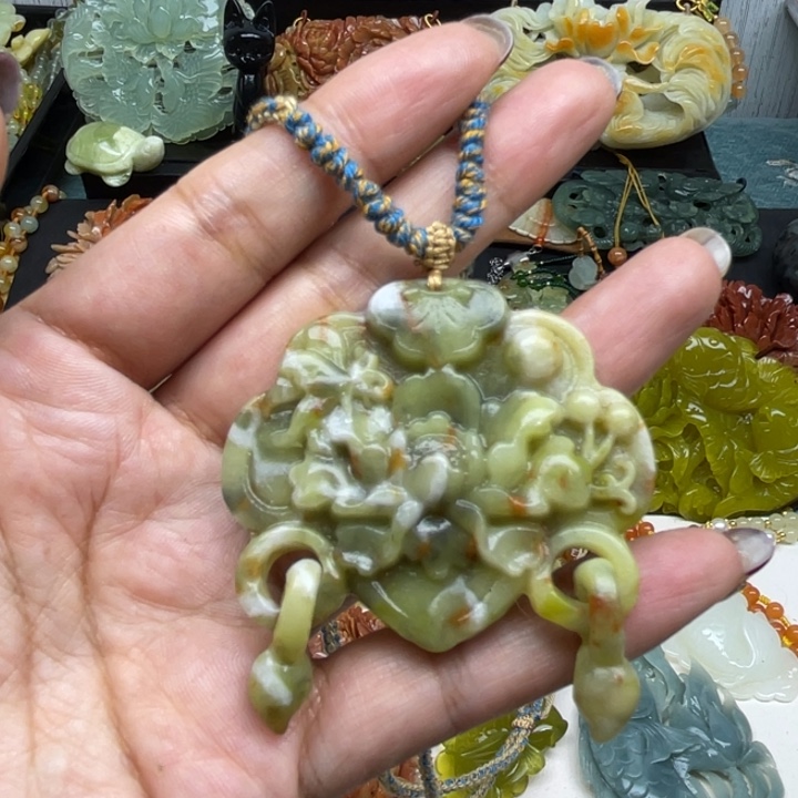 蛇纹石玉未镶嵌颈饰