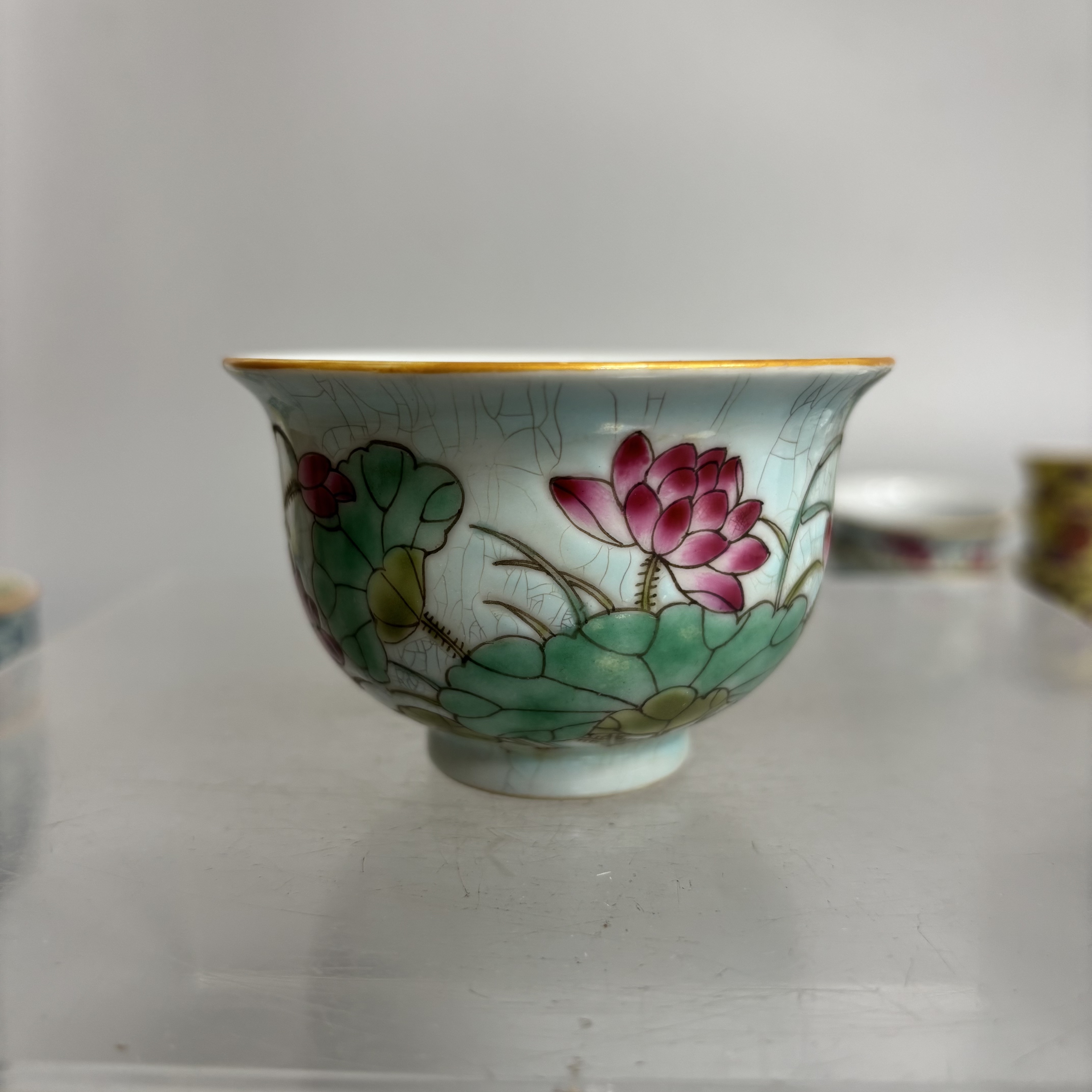 粉彩描金荷花陶瓷杯