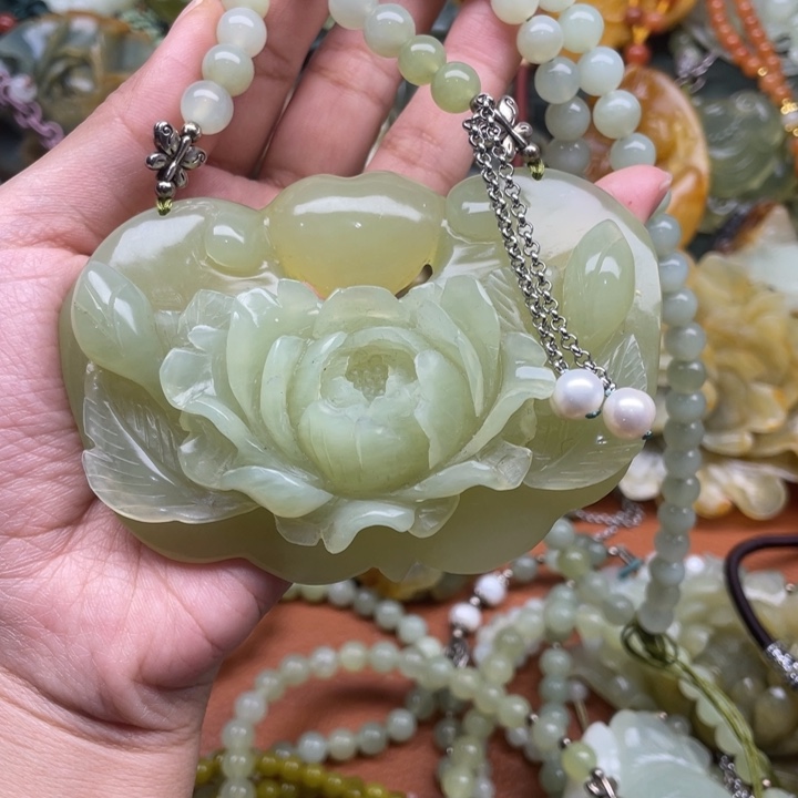 蛇纹石玉吊坠合金