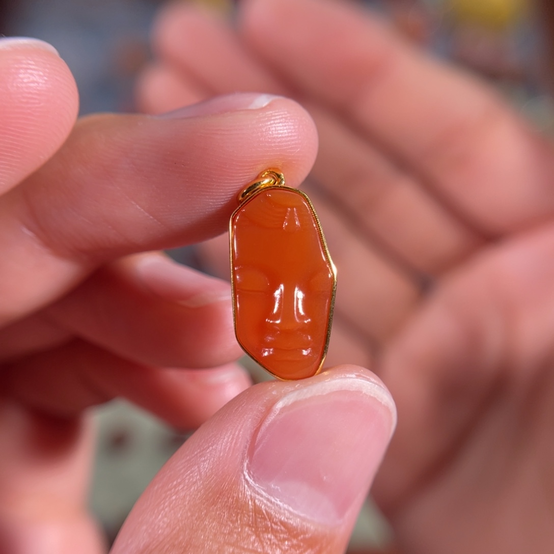 南红玛瑙滴水洞佛瞰侧挂18K金镶嵌