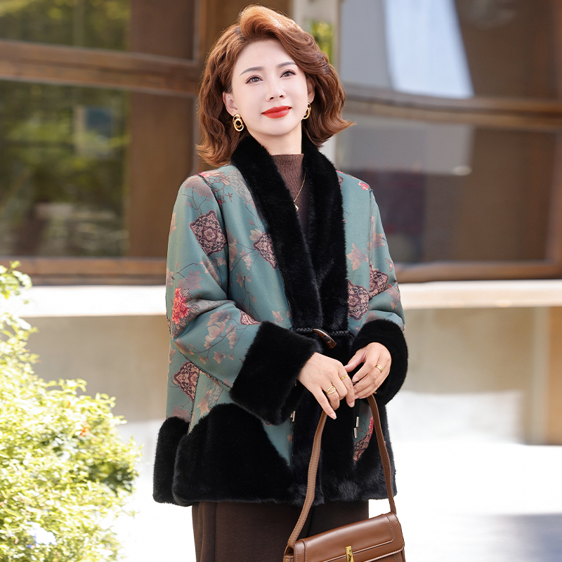 罗蒙妈妈秋冬装皮毛一体外套女洋气中老年高贵水貂绒新中式大衣