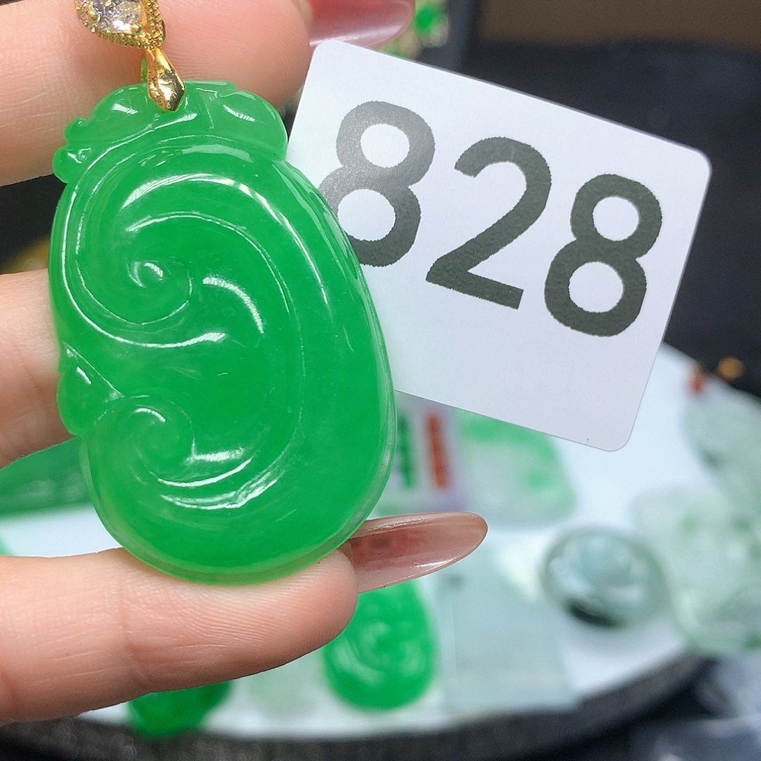 翡翠吊坠(赠链)未镶嵌