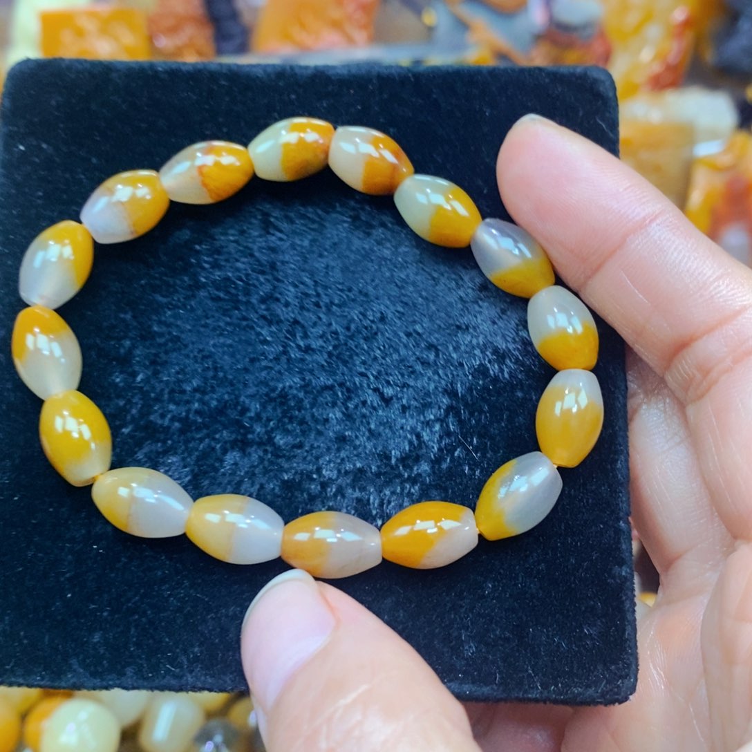 未镶嵌石英质玉（黄龙玉）手链