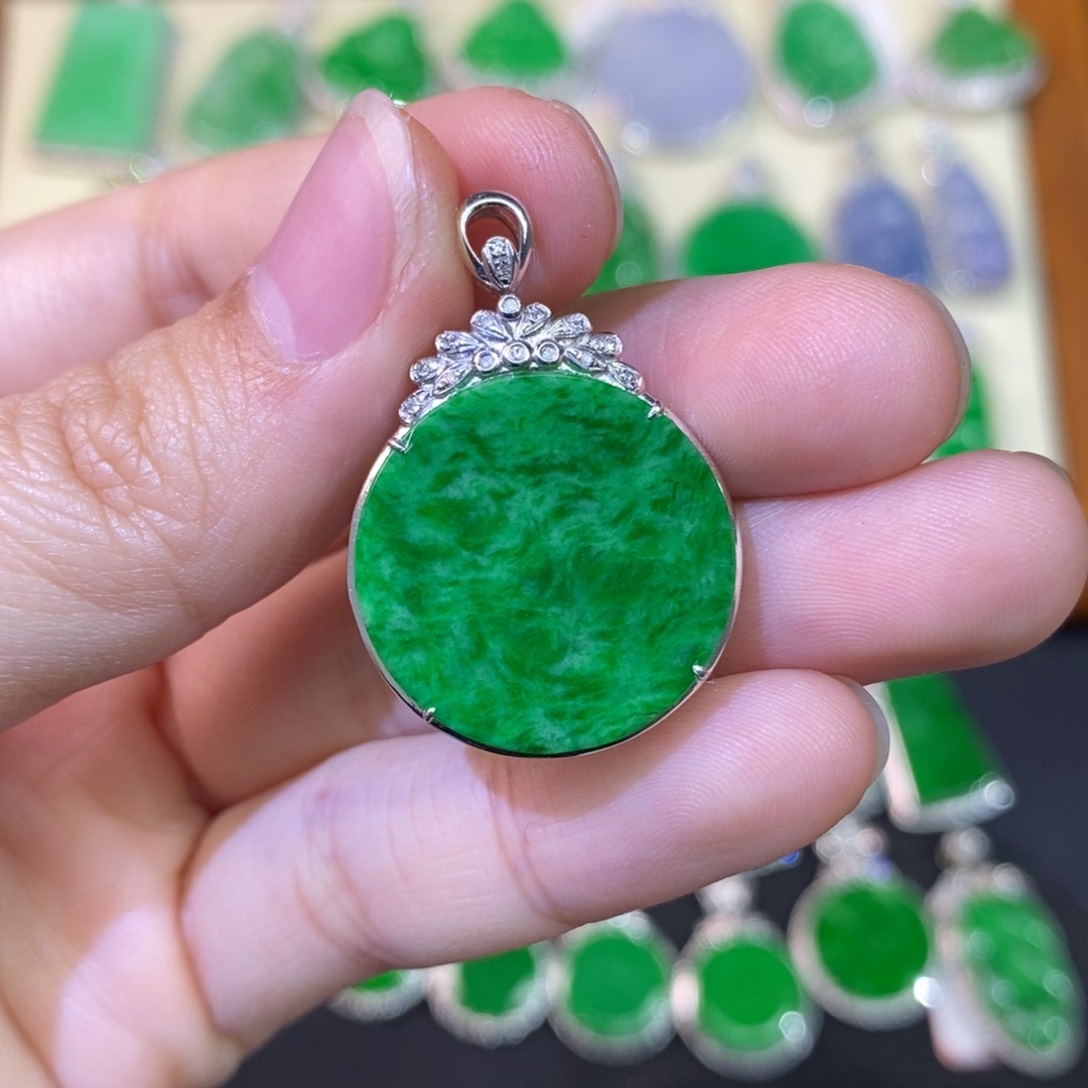 翡翠吊坠(不含链)18K金镶嵌