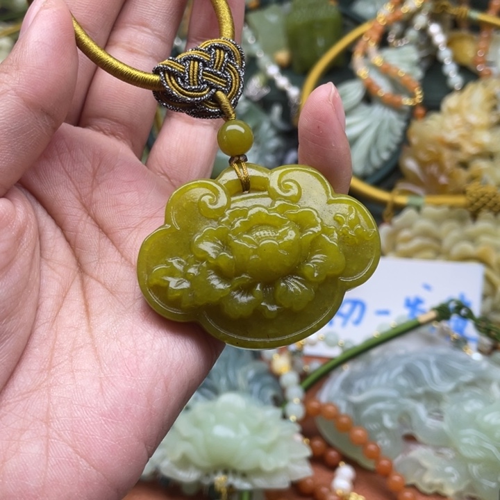 蛇纹石玉吊坠合金