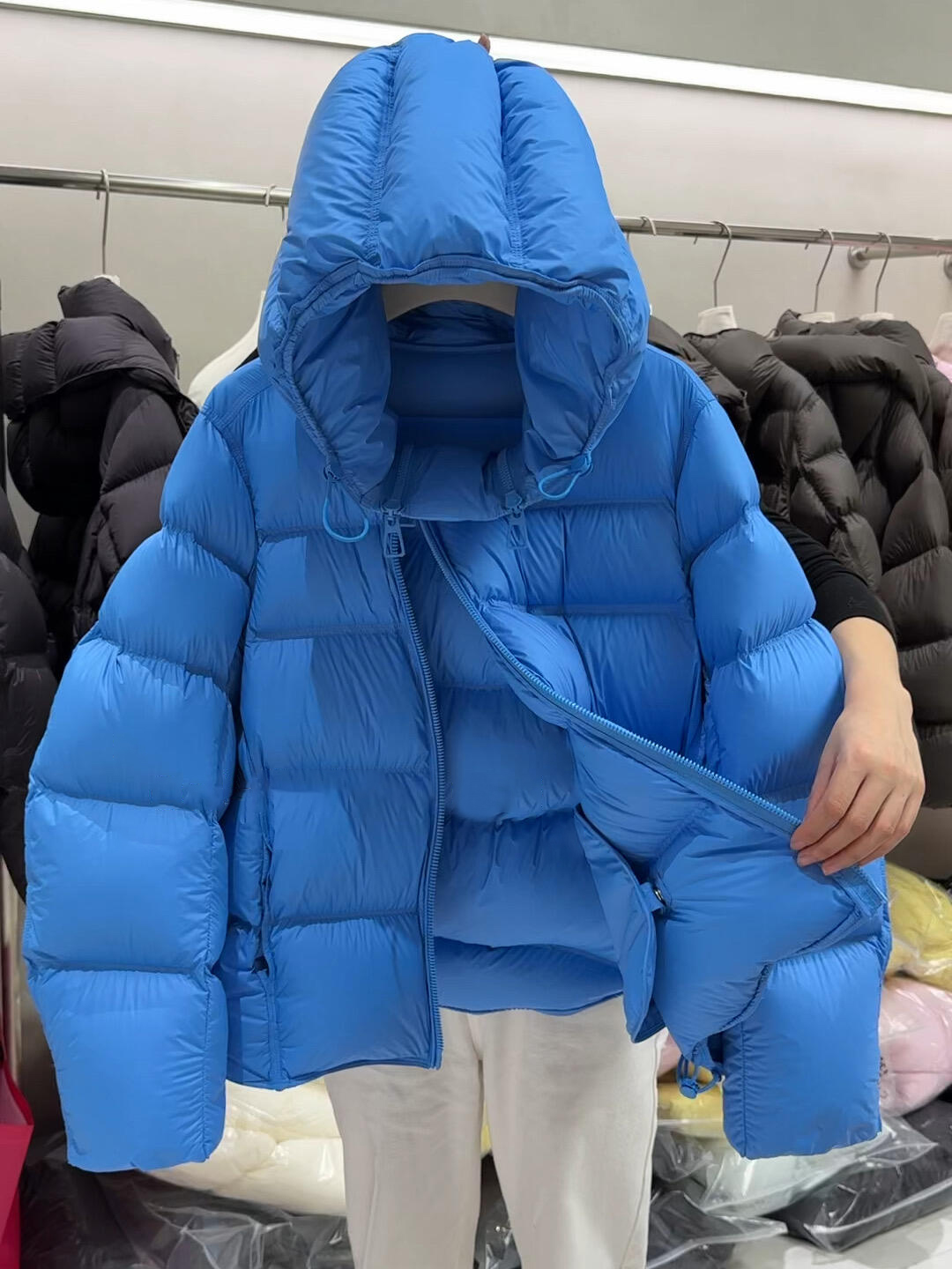 2025冬季新款韩系小众轻奢风设计感短款天蓝色连帽款棉服外套女