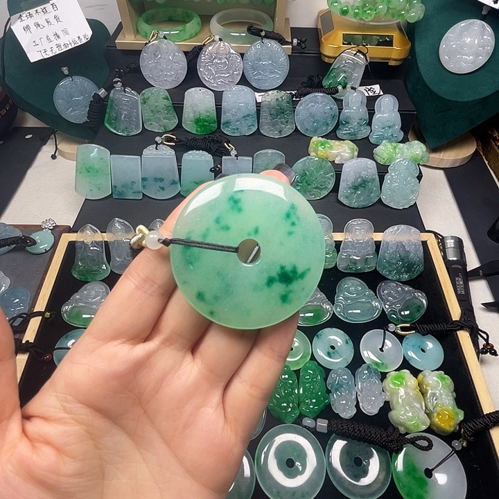 翡翠未镶嵌颈饰平安